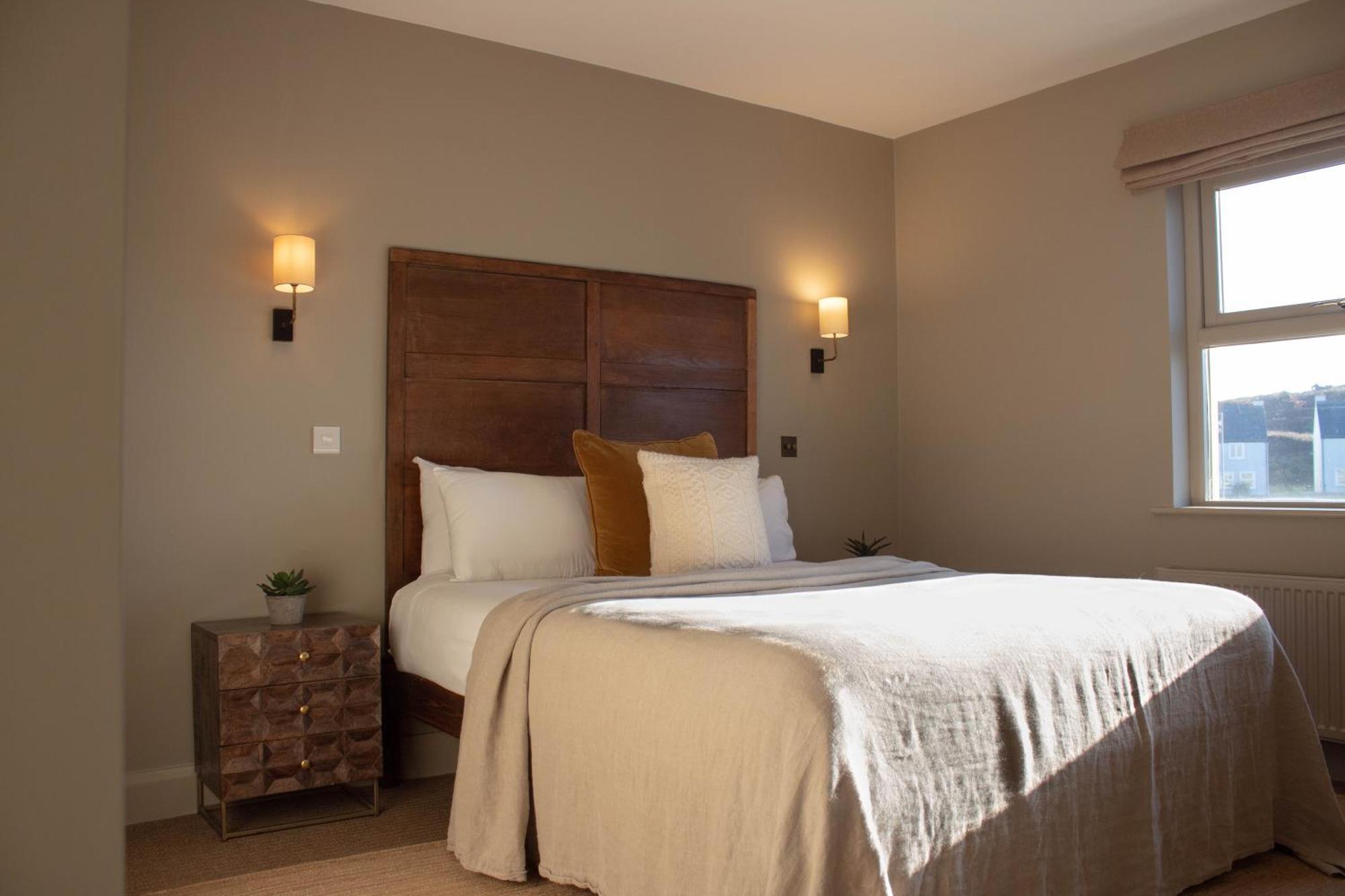 Hotel Fiddle + Bow